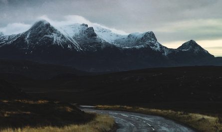 Photo Snow-capped peaks